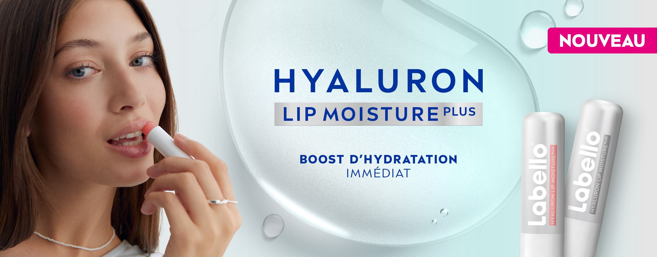 Femme avec Labello HYALURON LIP MOISTUREPLUS