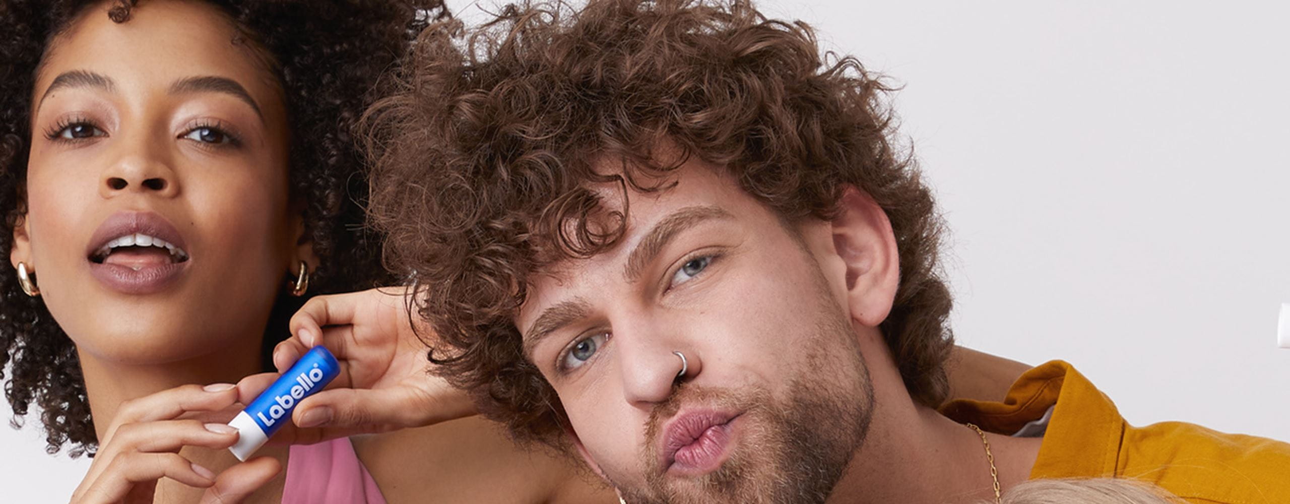 amigos a segurar um batom labello original