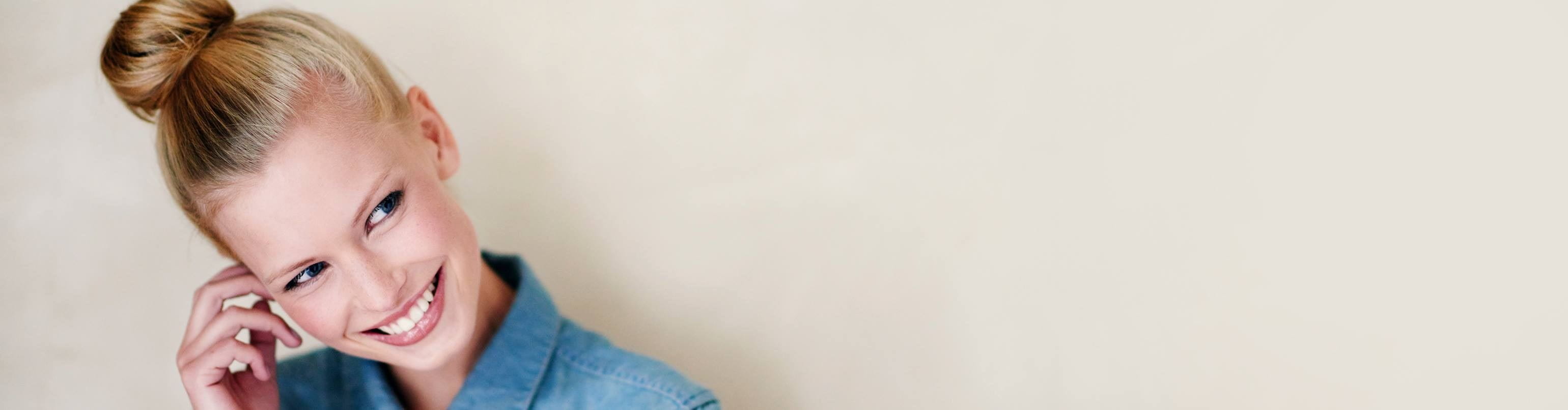 mulher com cabelo apanhado