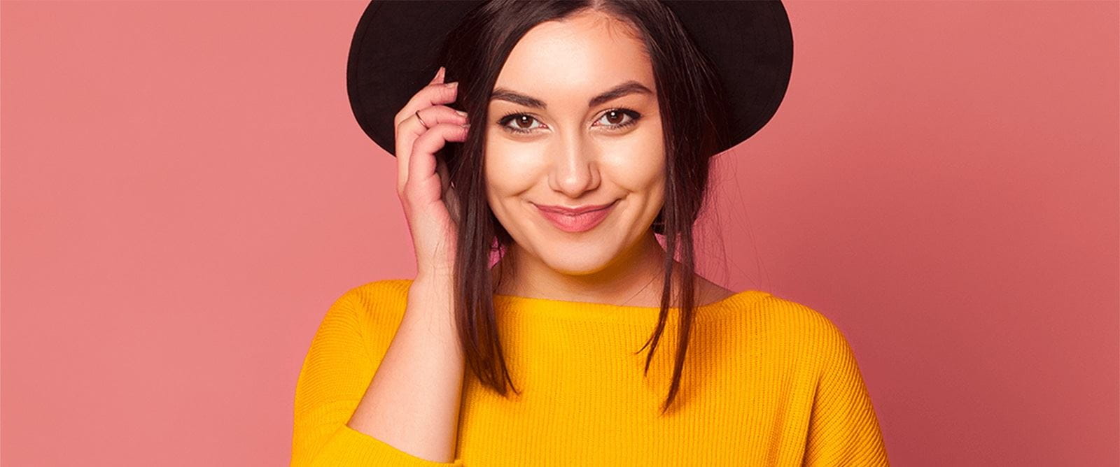 mulher com lábios naturalmente vermelhos