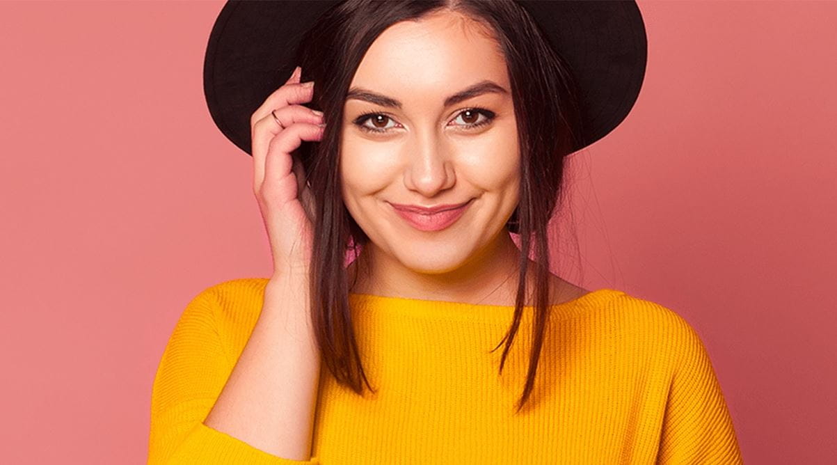mulher com lábios naturalmente vermelhos