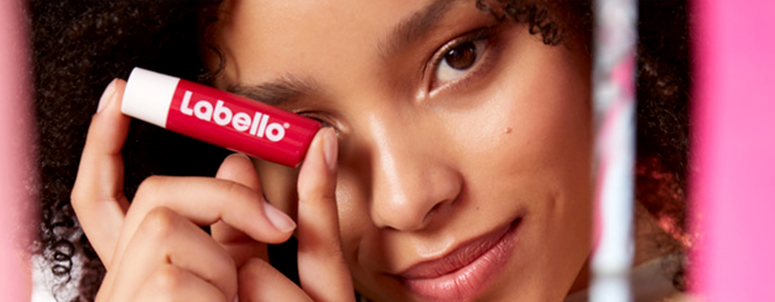 mulher a segurar batom labello frutado