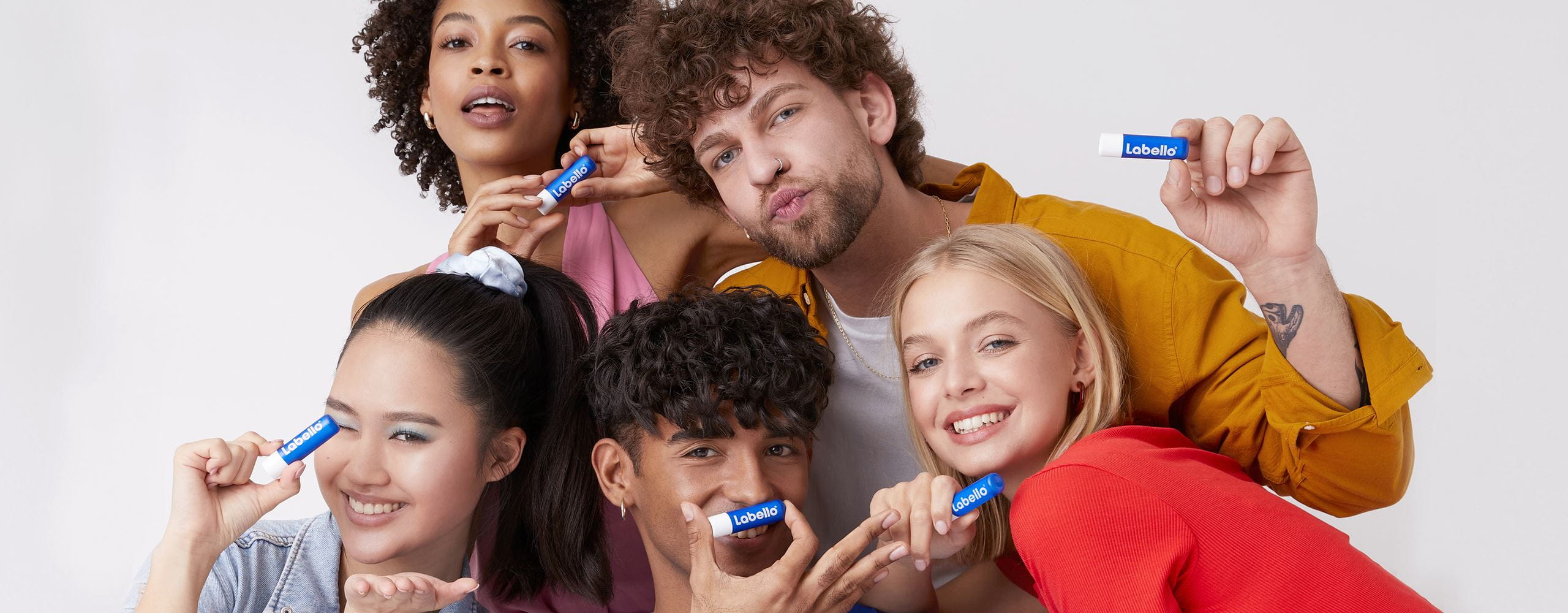 amigos a divertirem-se com o Labello original