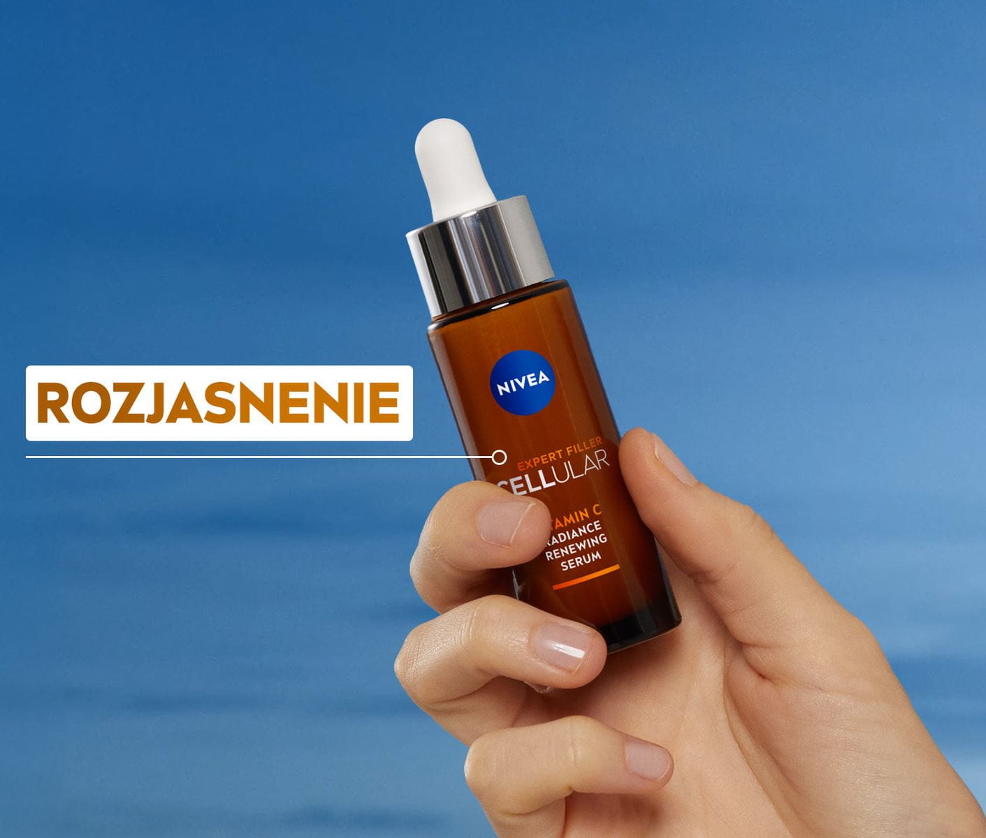 Ruka držiaca NIVEA Rozjasňujúce sérum CELLULAR s vitamínom C