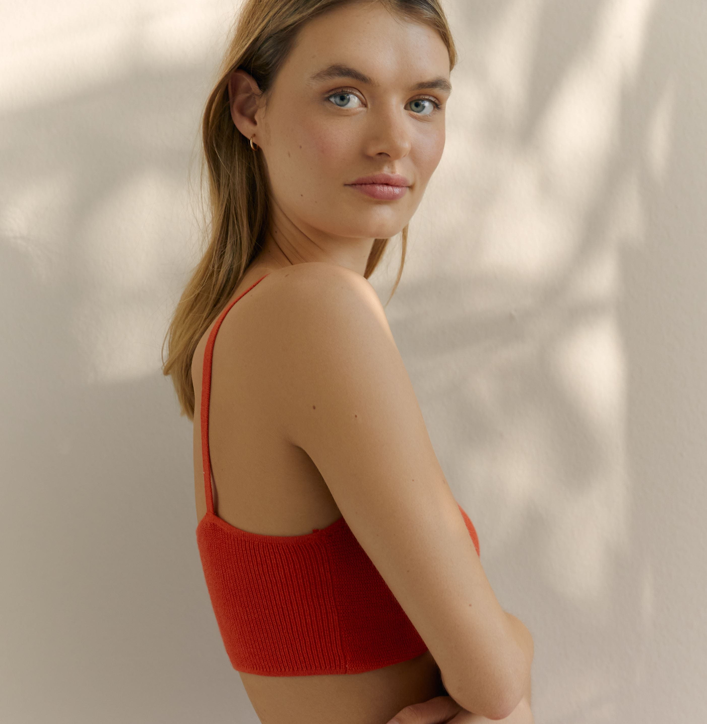 Дамата с червената тениска