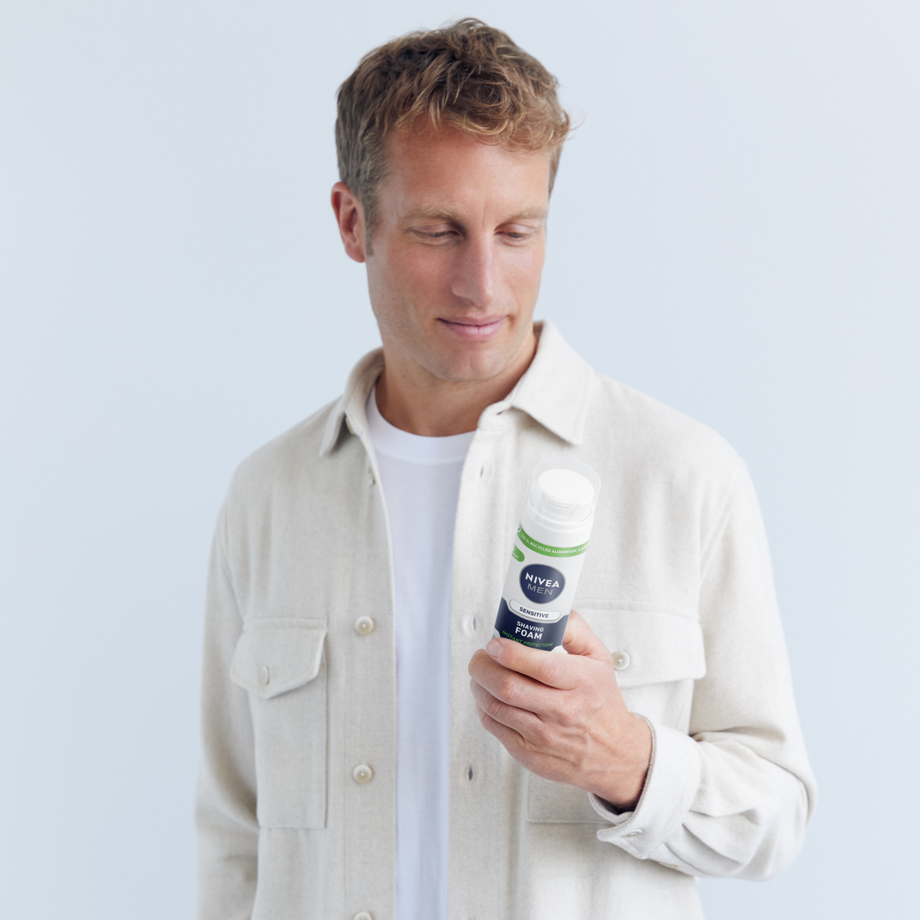 homem a barbear a seco