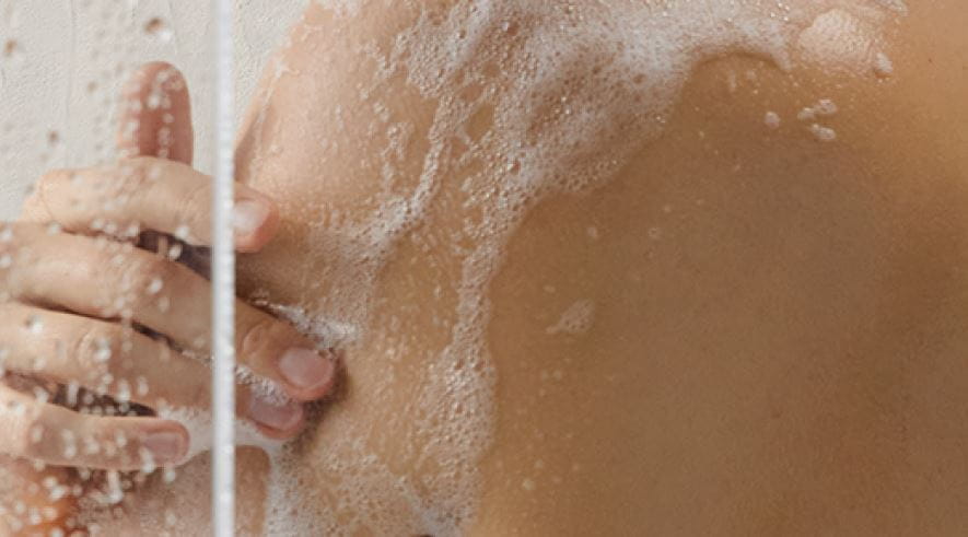 Femme en slip à côté de la douche