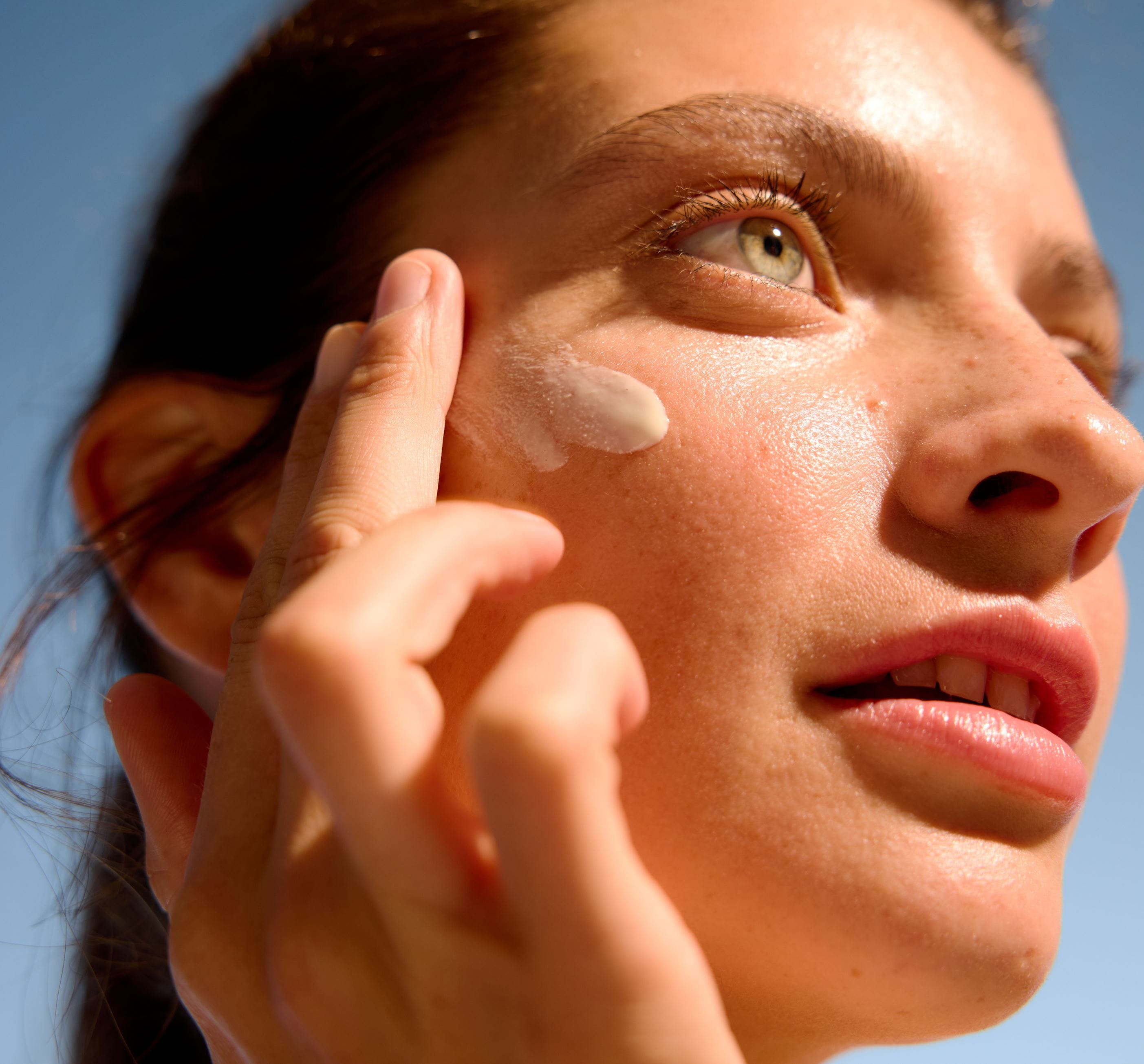 kvinne som behandler milia