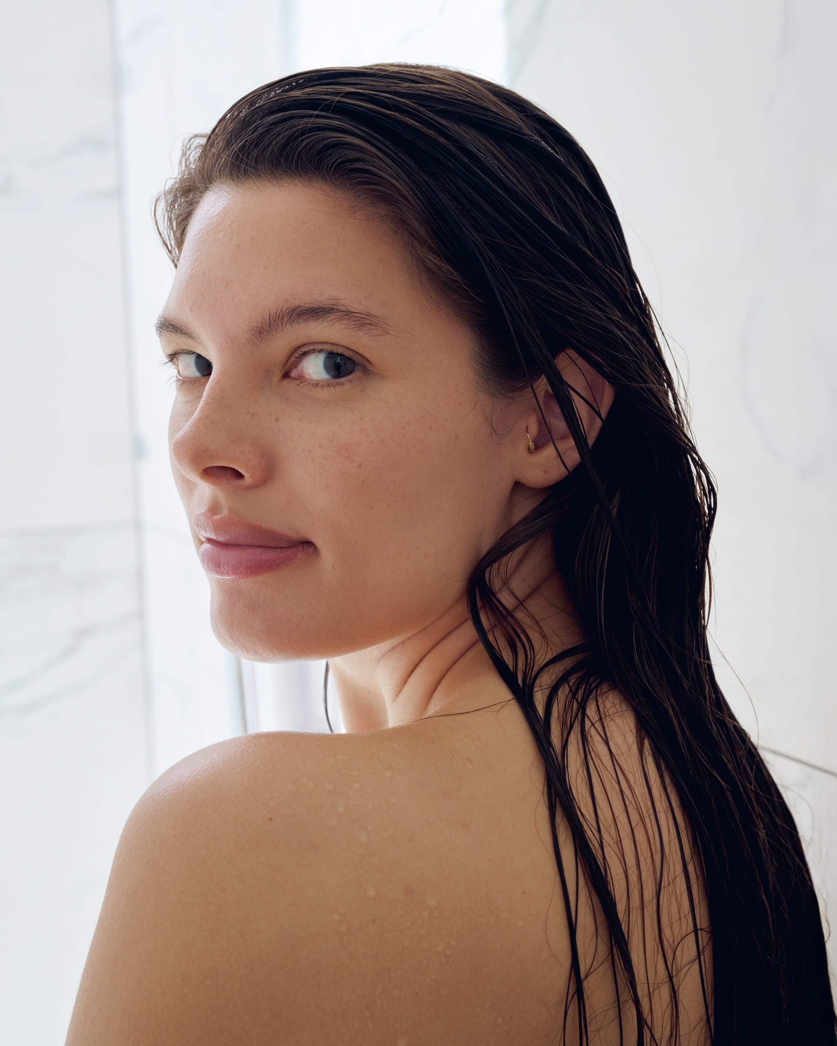 femme allant prendre une douche