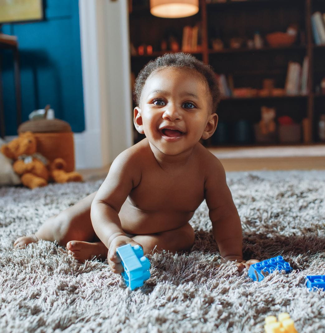 Baby sitzt auf