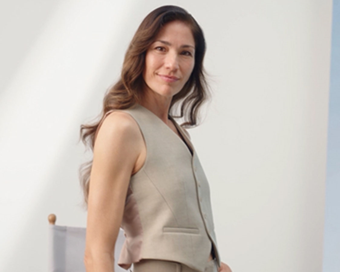 Montage von einer erwachsenen Frau, die aufsteht, etwas von dem Q10 Anti-Falten Kollagen Expert 3in1 Regeneriendes Serum auf ihren Finger gibt und es anschließend auf Gesicht und Hals aufträgt.