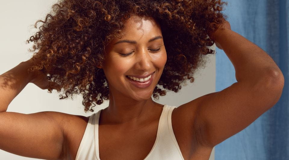 Naakte vrouw met blauwe pull