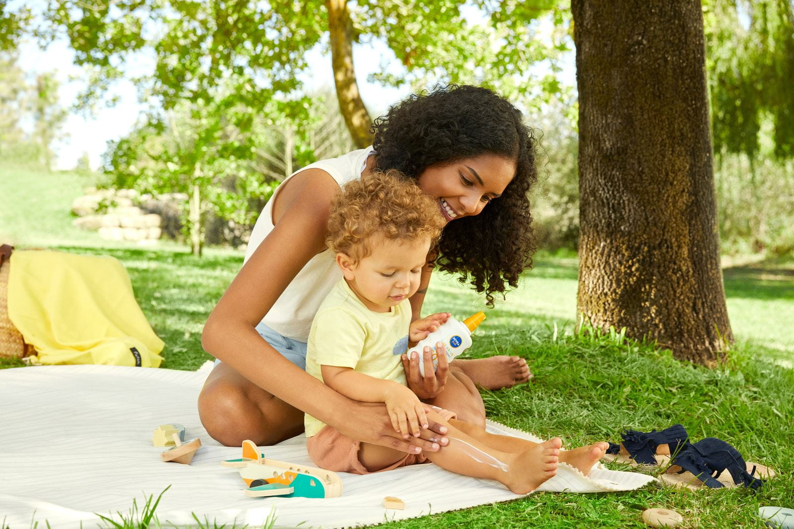 matka s dítětem v parku