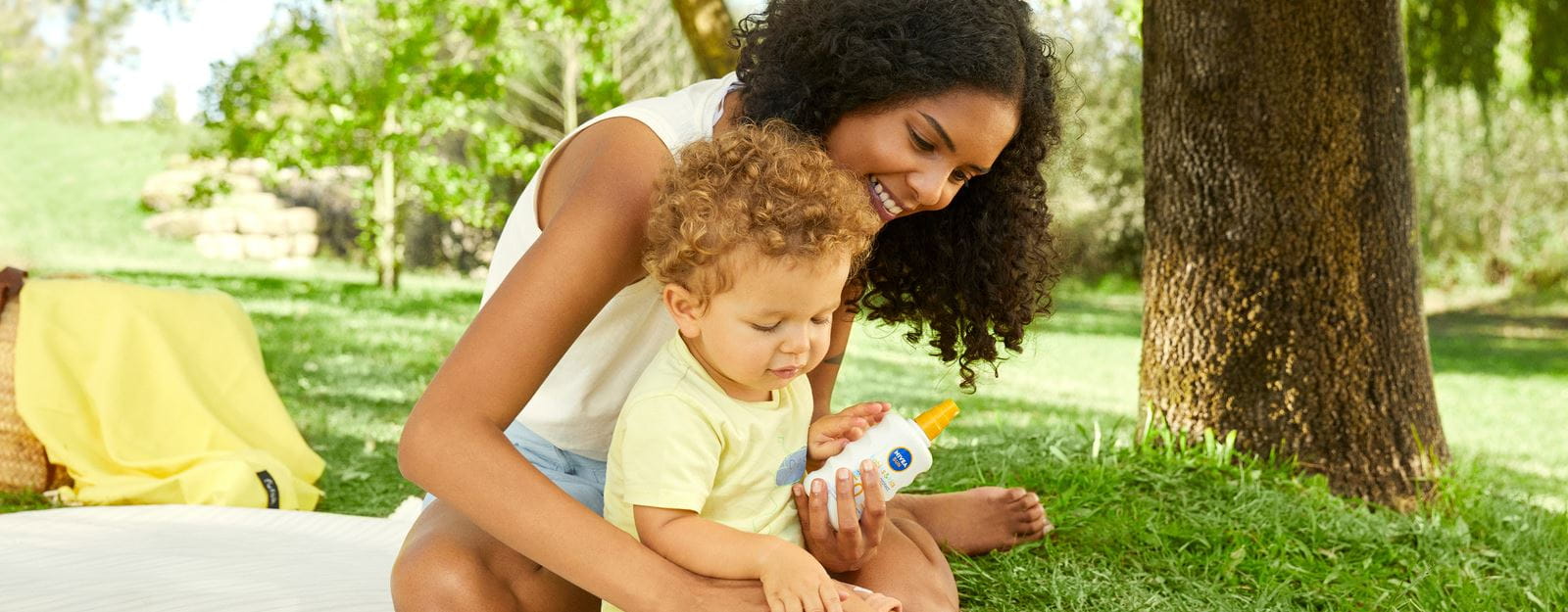 matka s dítětem v parku