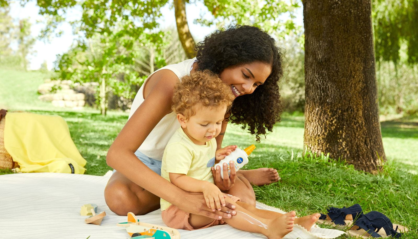 matka s dítětem v parku