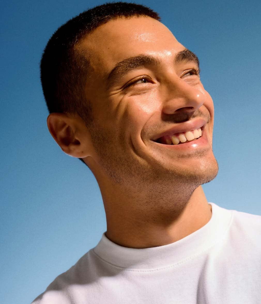 Mann beruhigt gereizte Haut