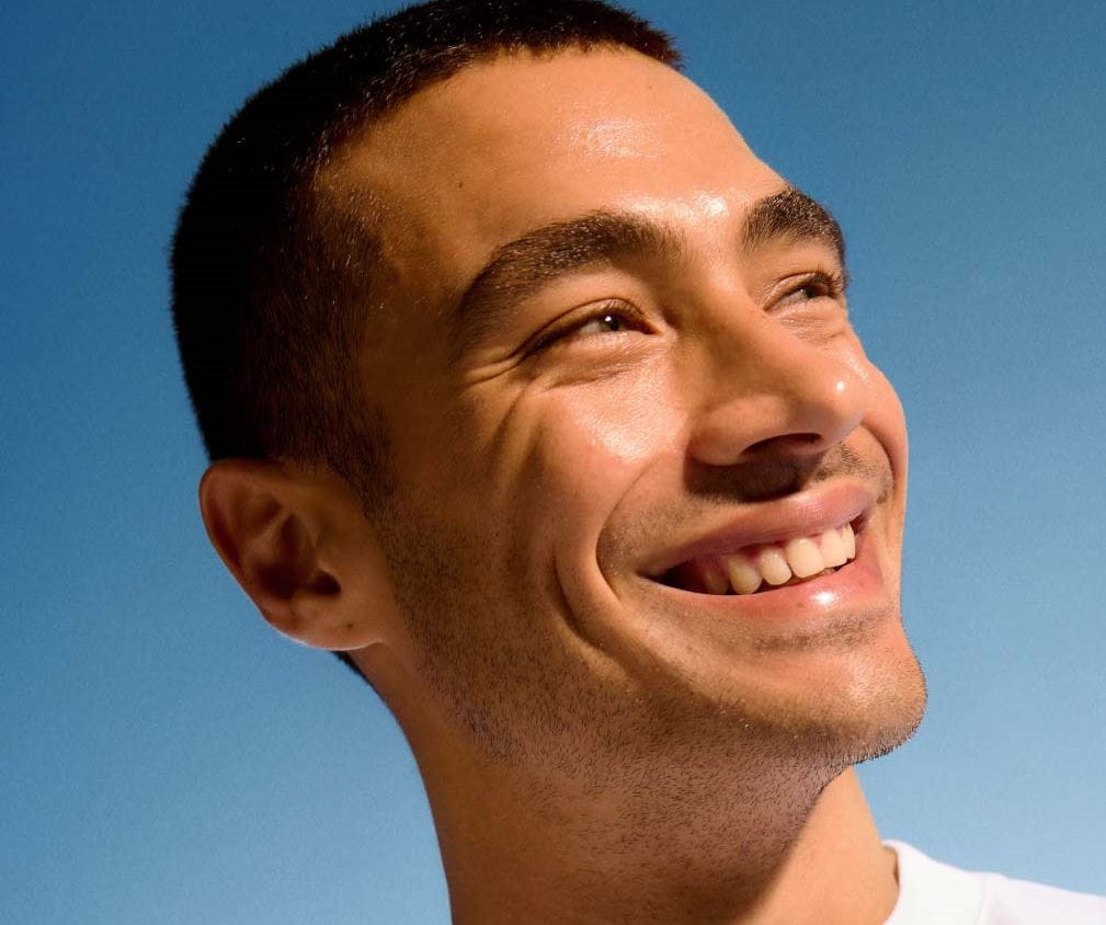 Mann beruhigt gereizte Haut