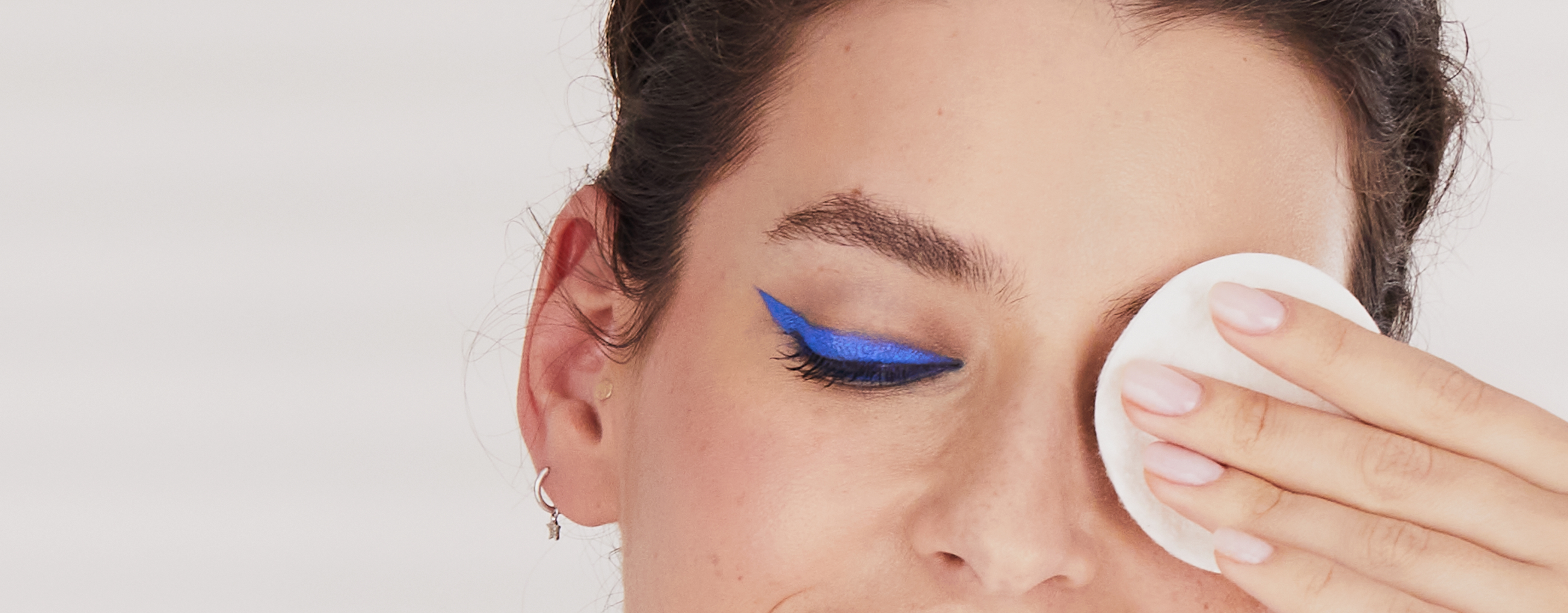 mujer usando agua micelar