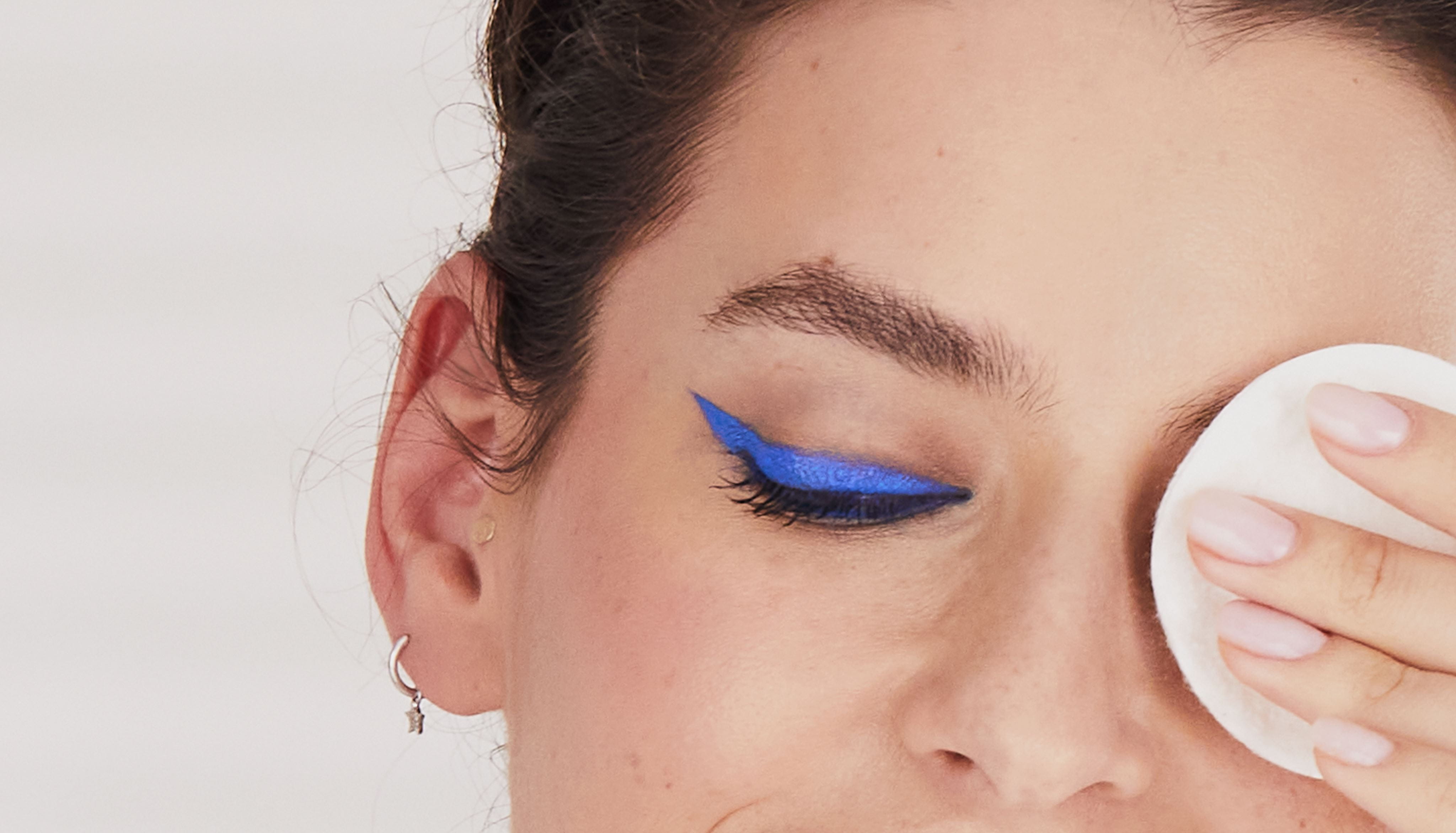 mujer usando agua micelar