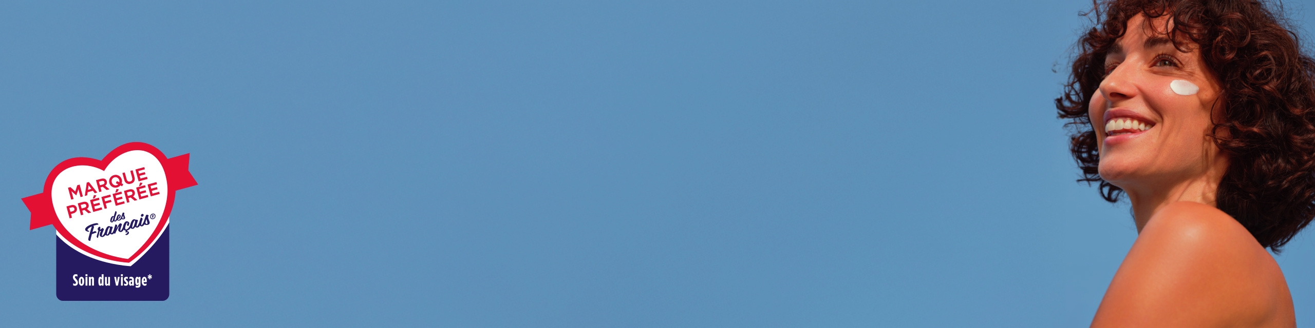 femme tenant une crème pour le visage Nivea Q10