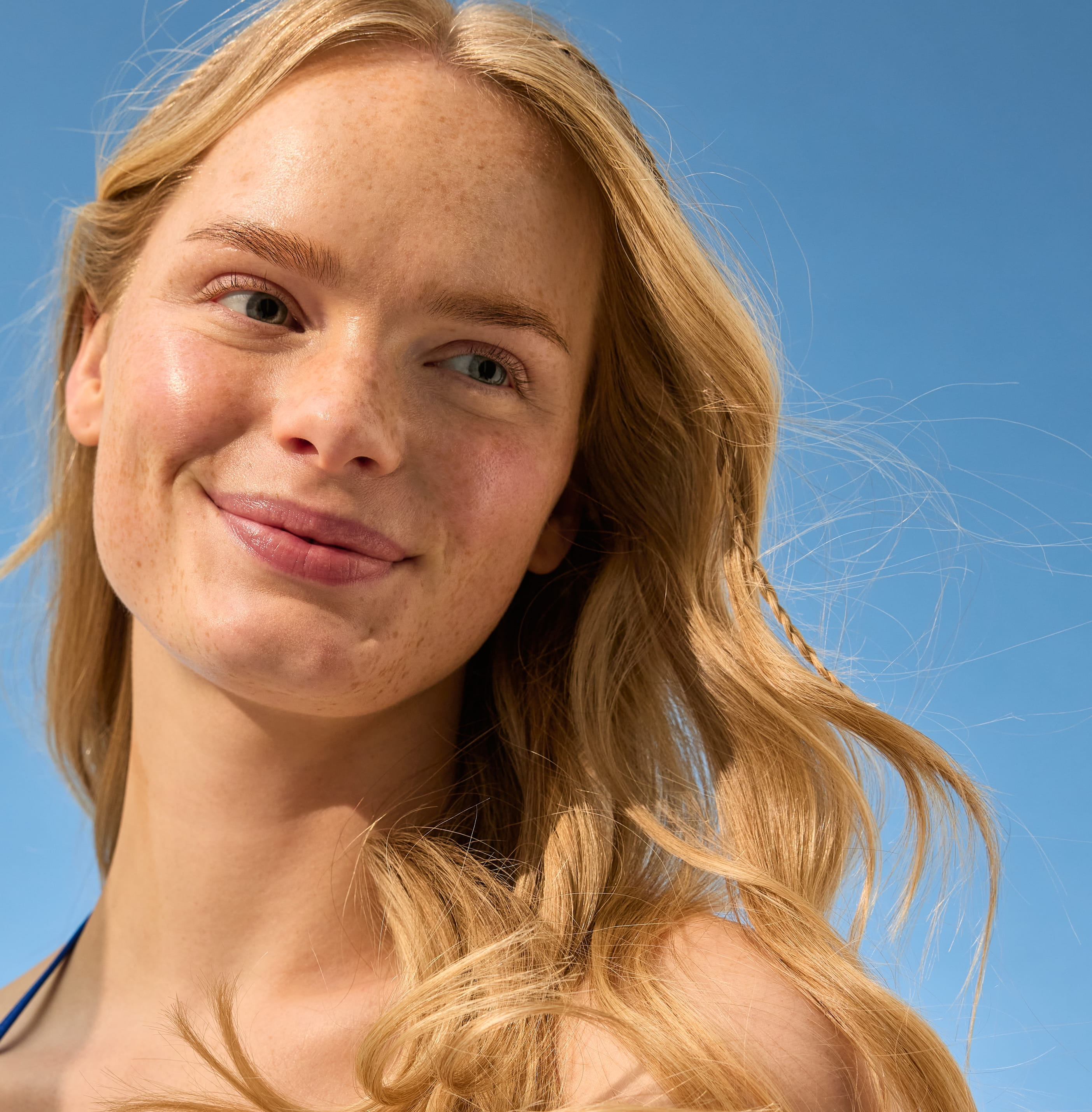 person tittar ner åt sidan och ler