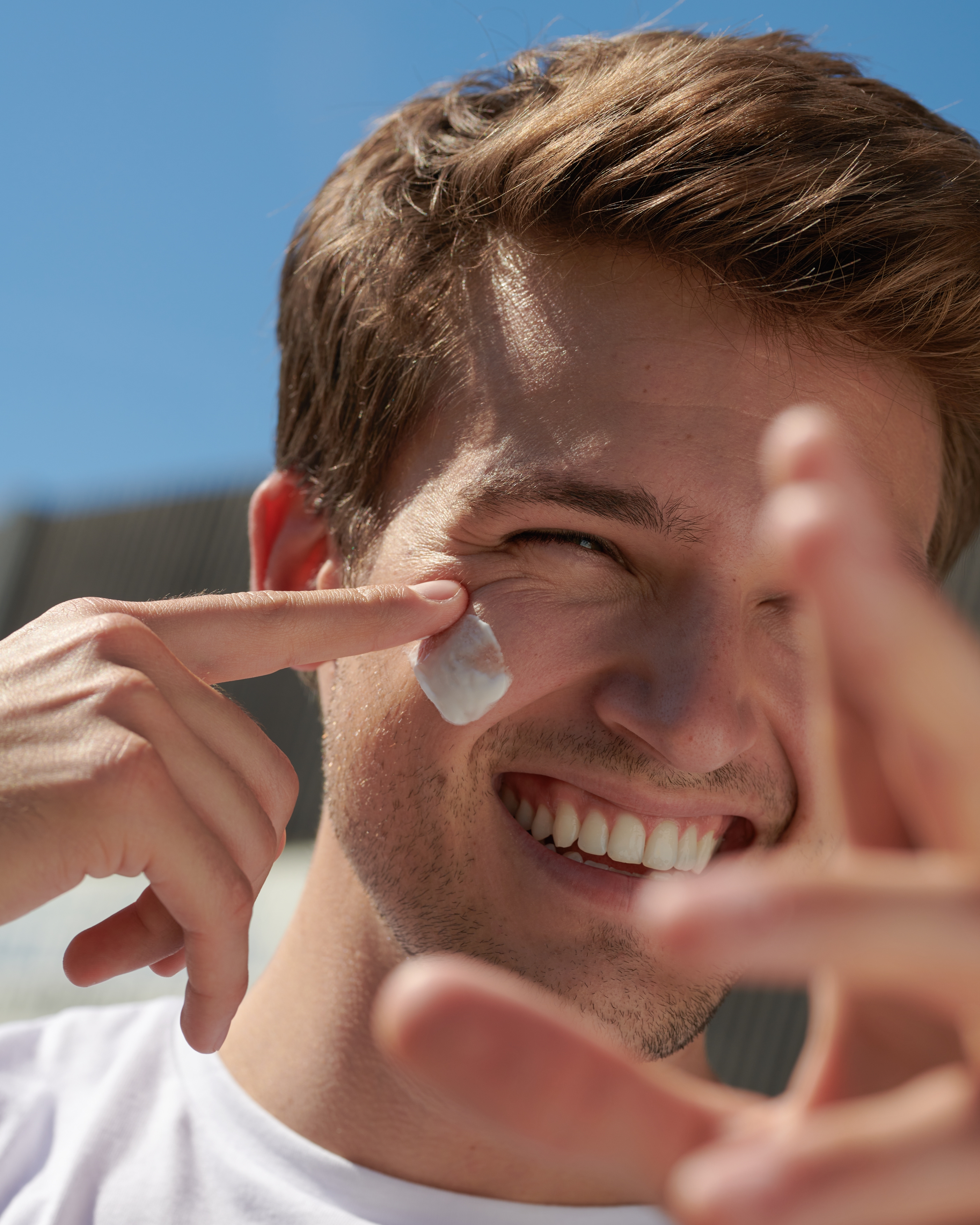 Ung man som använder Nivea cream