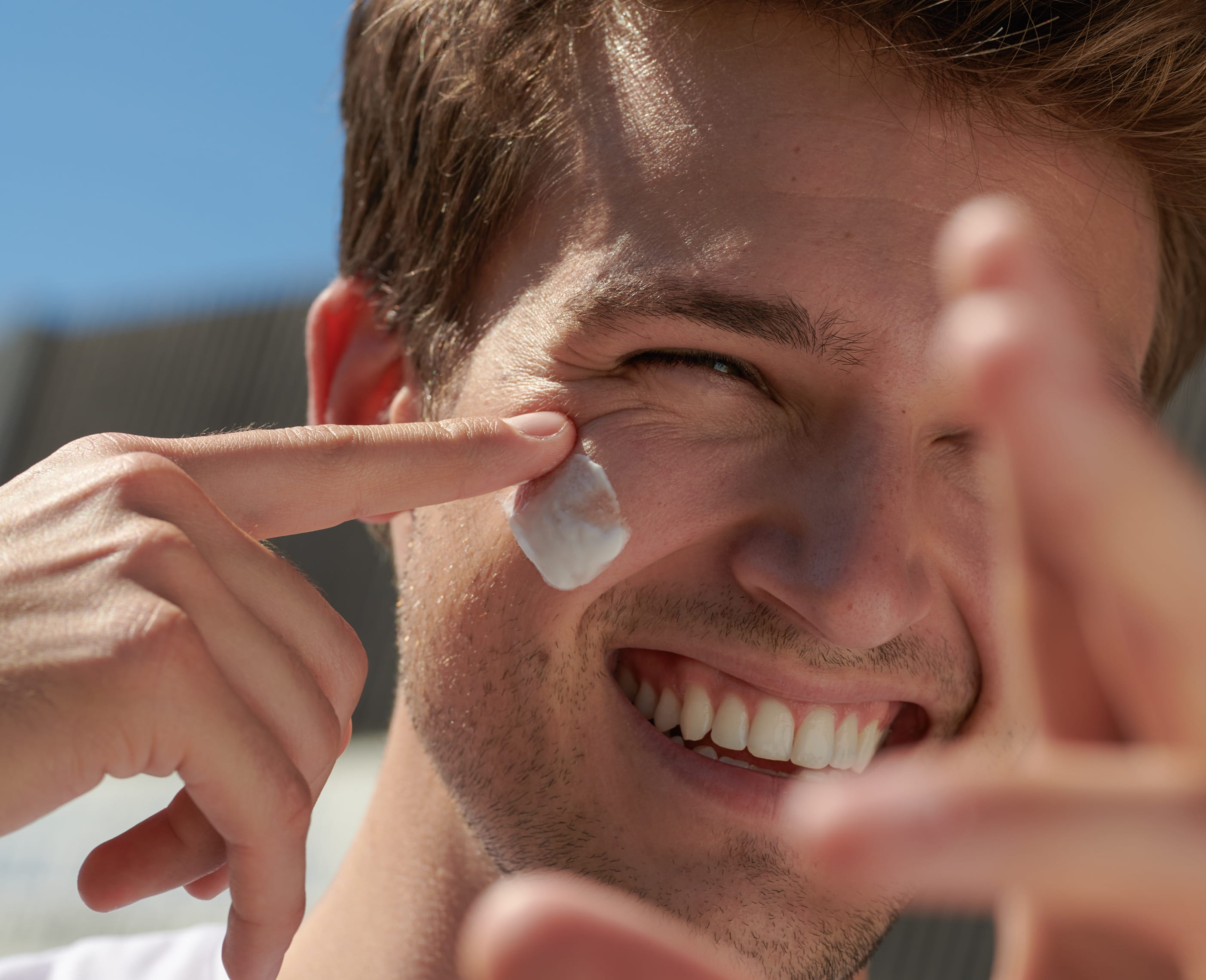 Ung man som använder Nivea cream