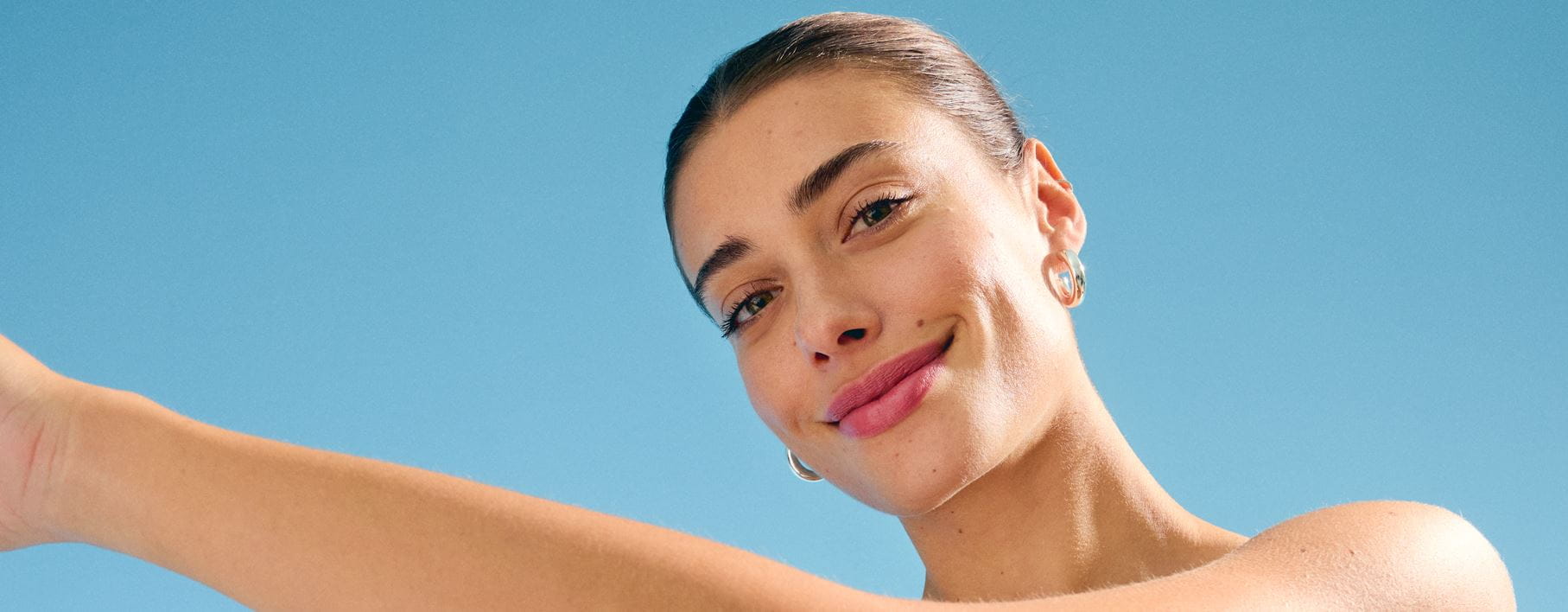 giovane donna in piedi sotto il sole