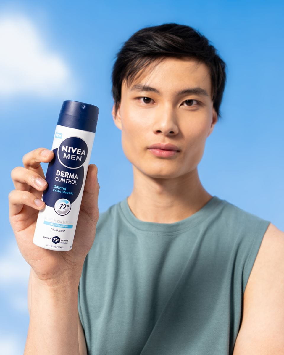 homme qui montre un deodorant nivea