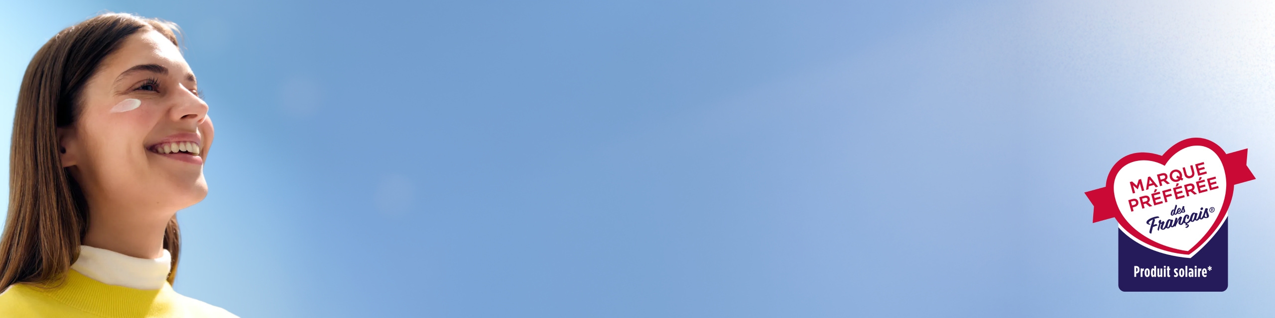 femme utilisant un écran solaire pour le visage