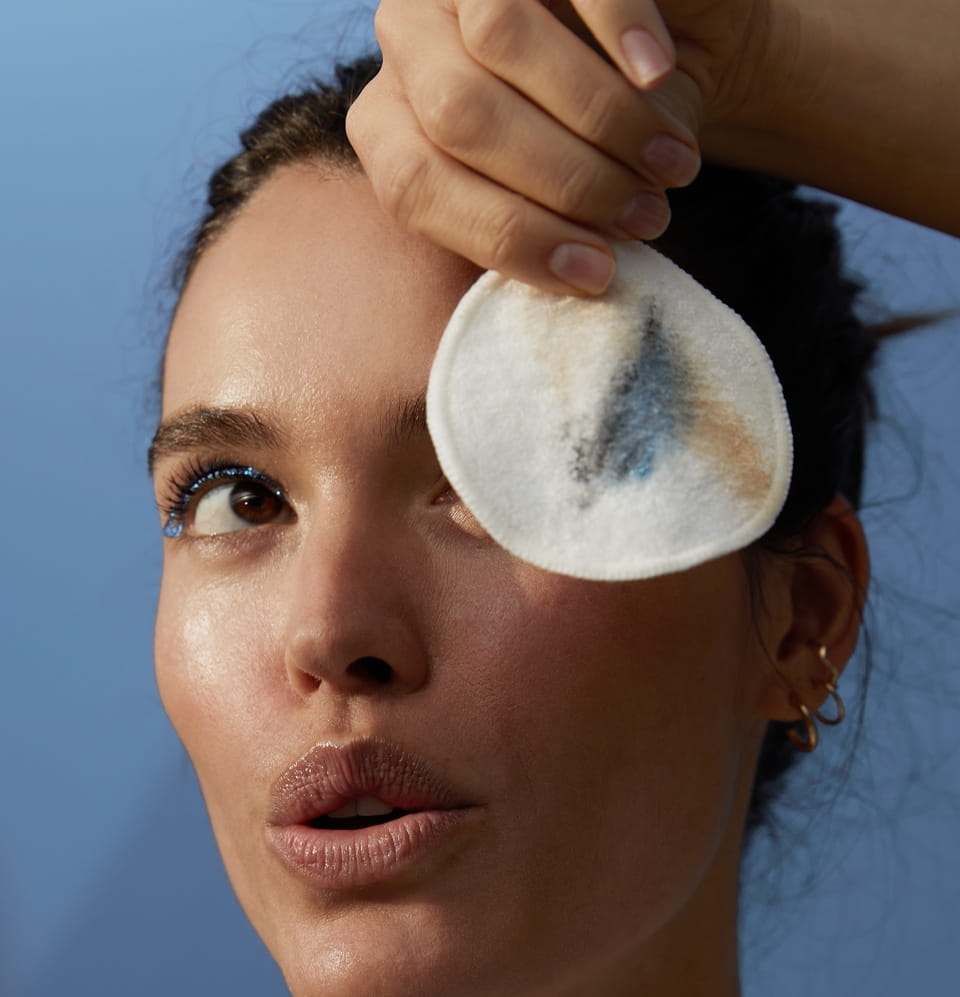 Mulher jovem removendo a maquiagem