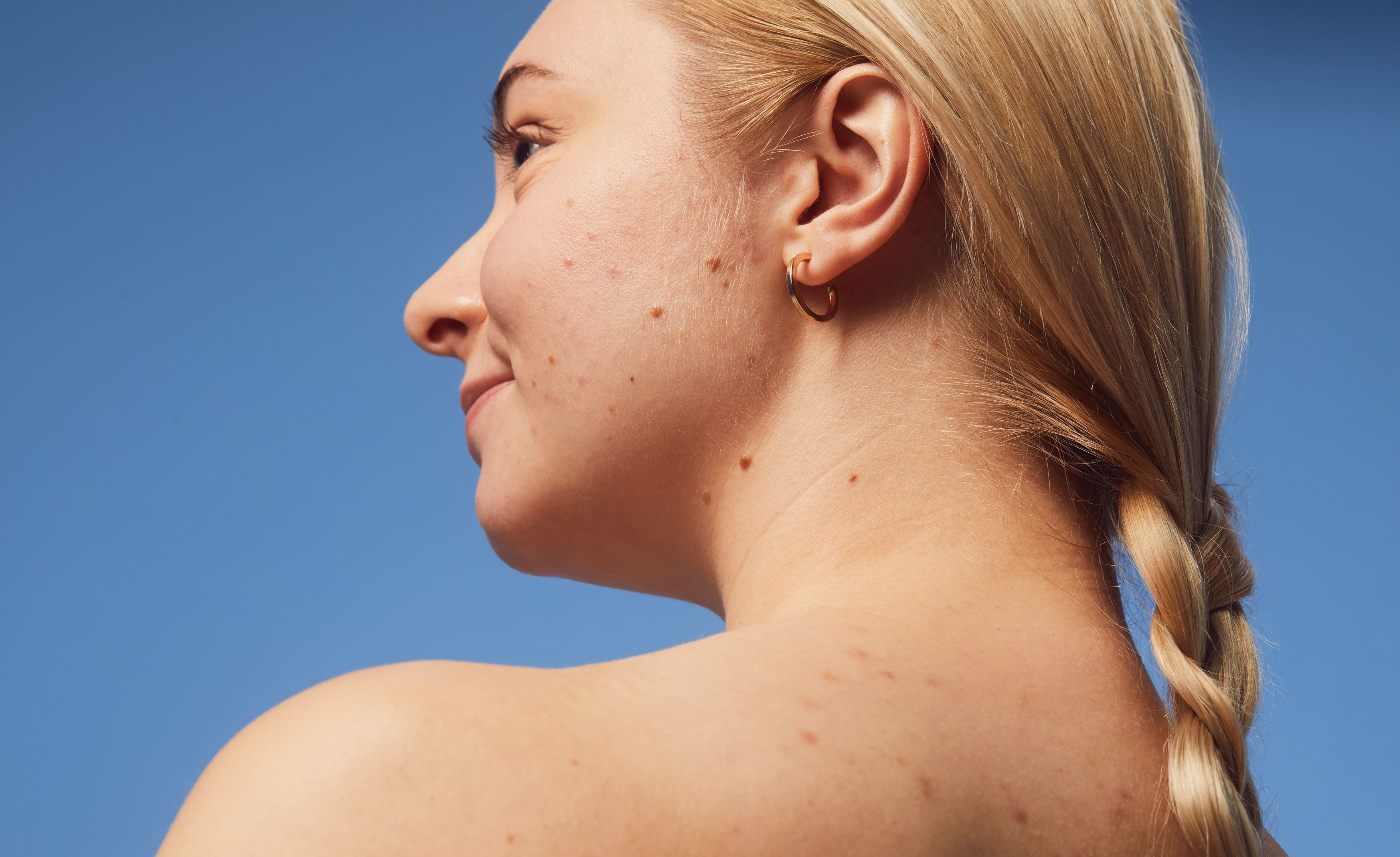 nainen katsoo sivulle