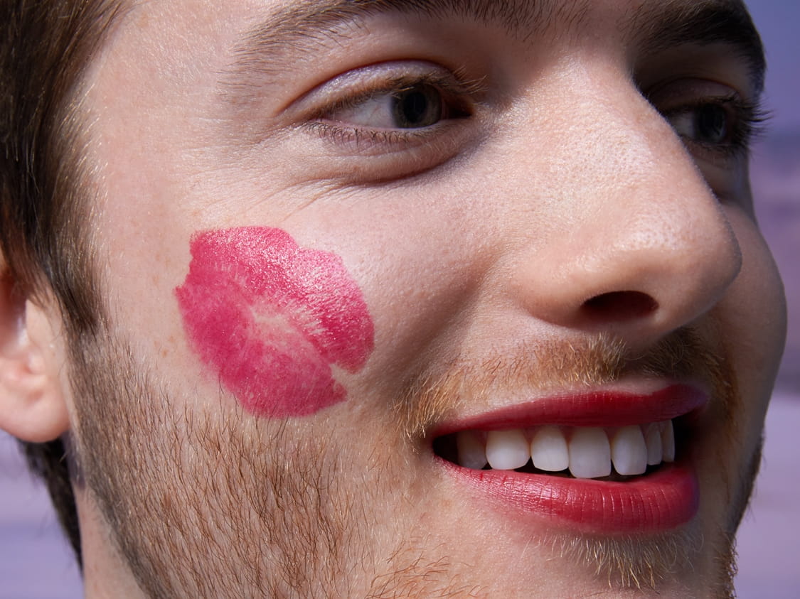 Άνδρας με φιλί στο μάγουλο