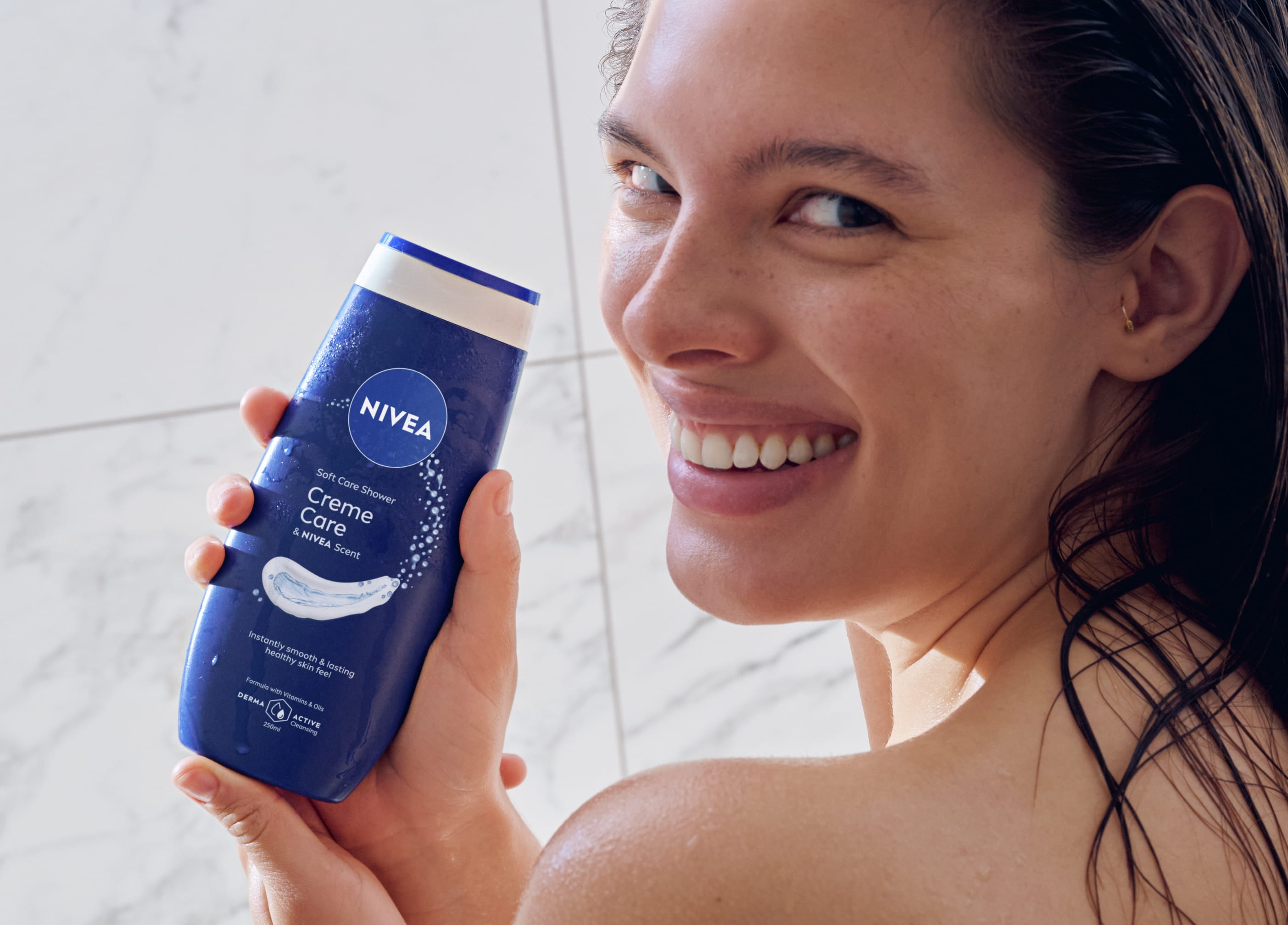 person i duschen, håller i NIVEA duschkräm