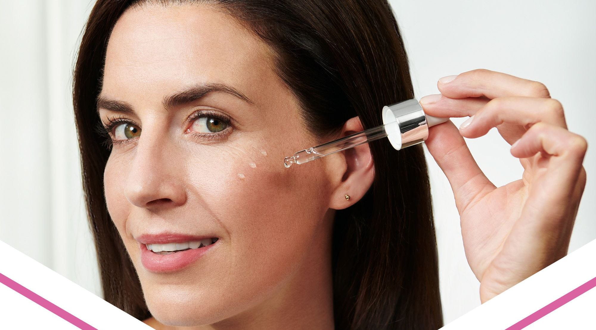 mulher aplicando sérum no rosto