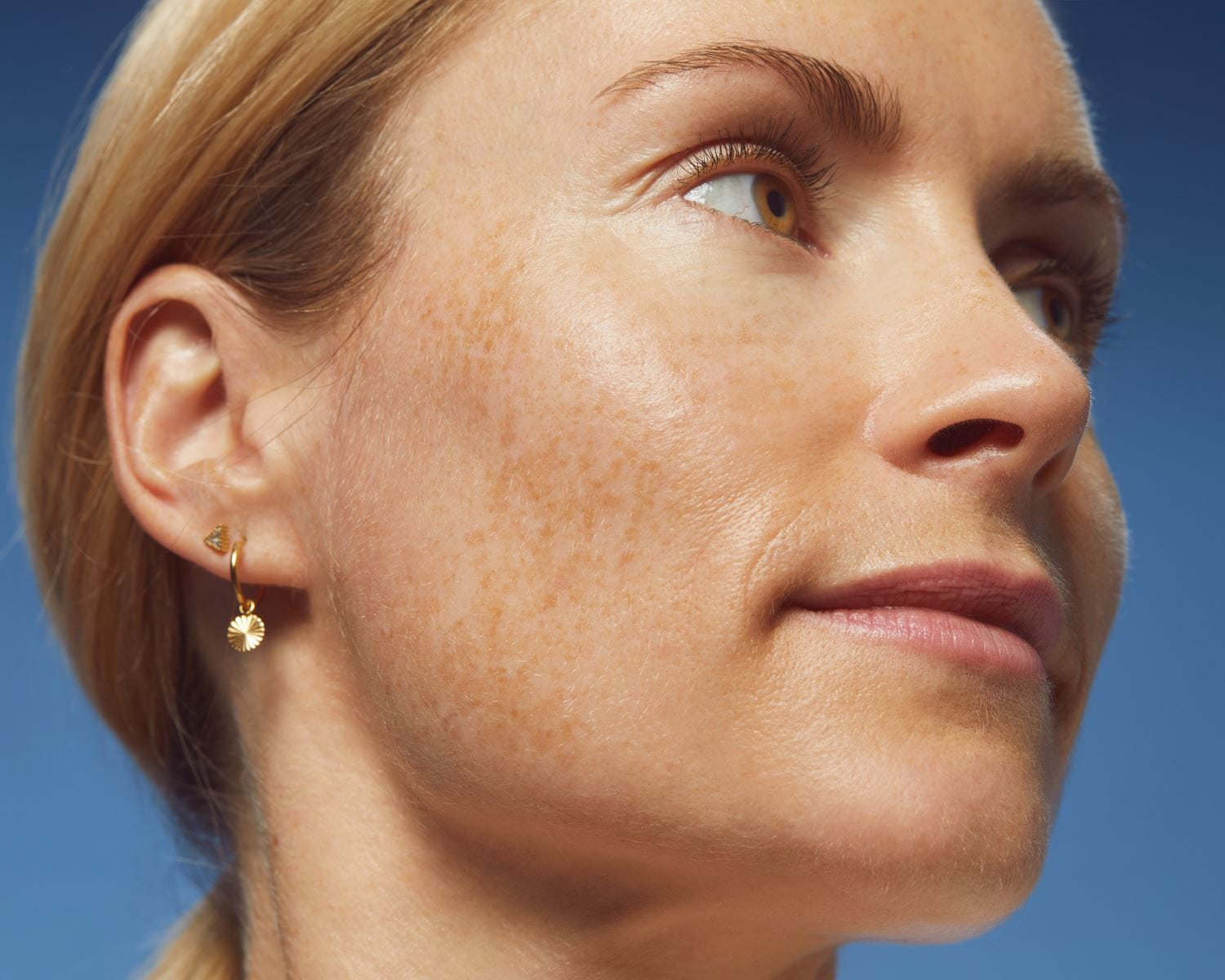 Fille avec un masque de beauté fait maison sur