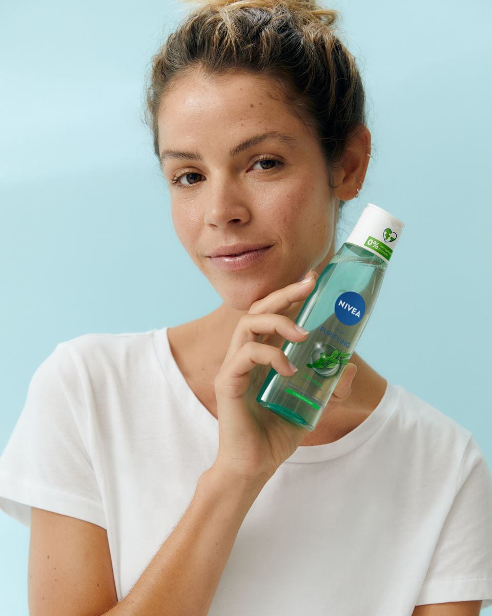 jeune femme utilisant le gel lavant Nivea