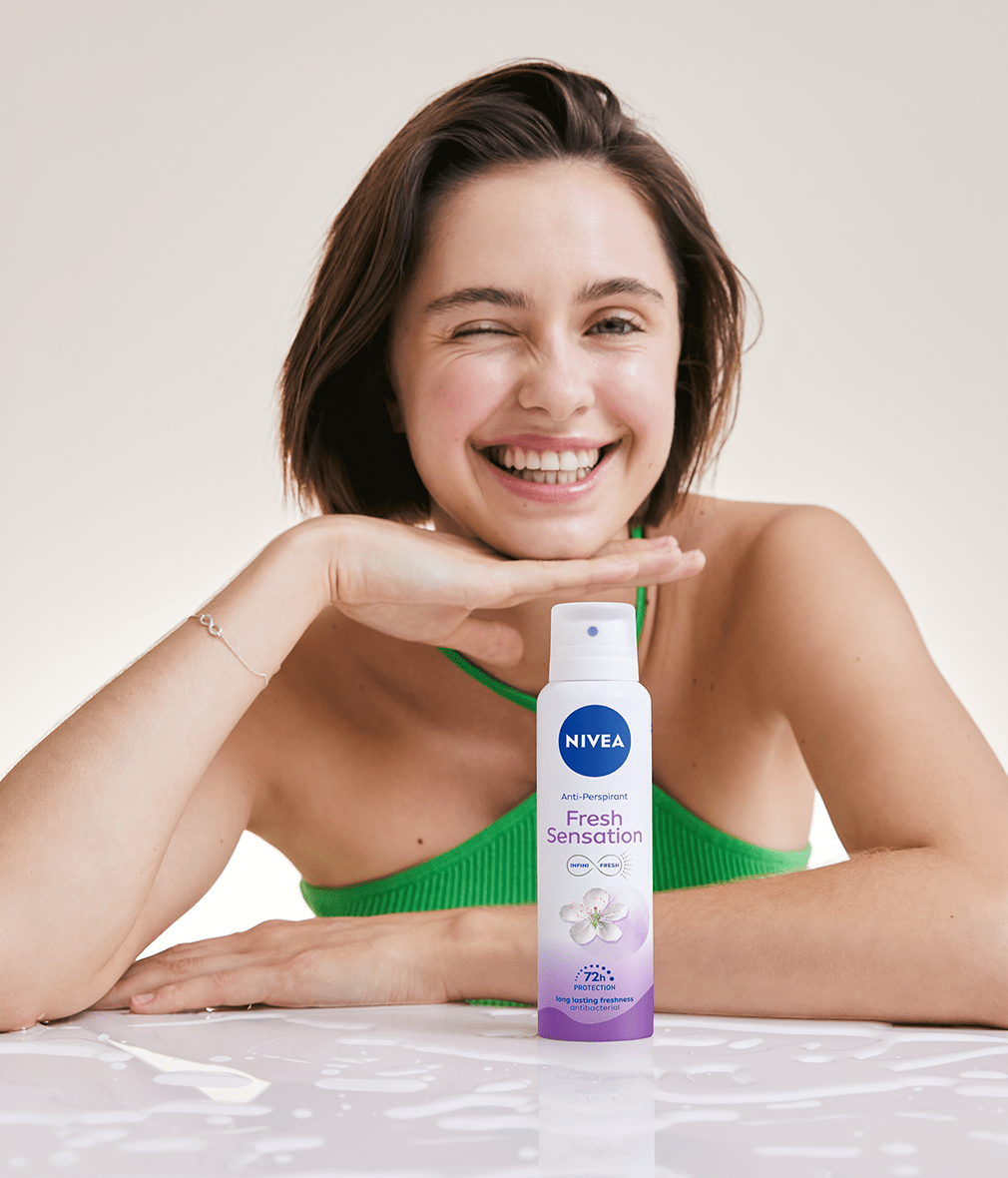 Eine Frau, die Nivea-Deodorant aufträgt