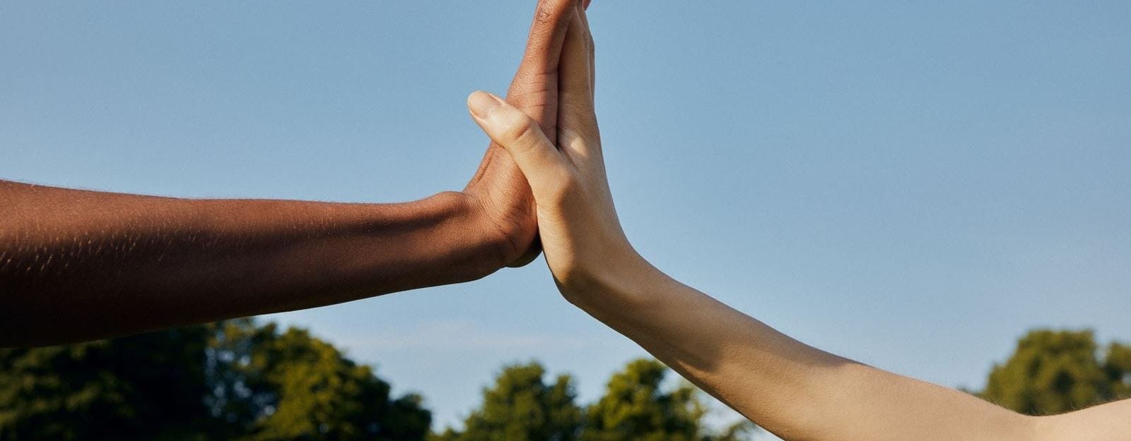 man en vrouw handen tegen elkaar