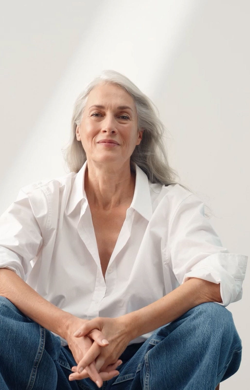 Video montage di una donna matura che utilizza NIVEA Q10 Collagen Expert Siero riparatore 3in1 sulla pelle