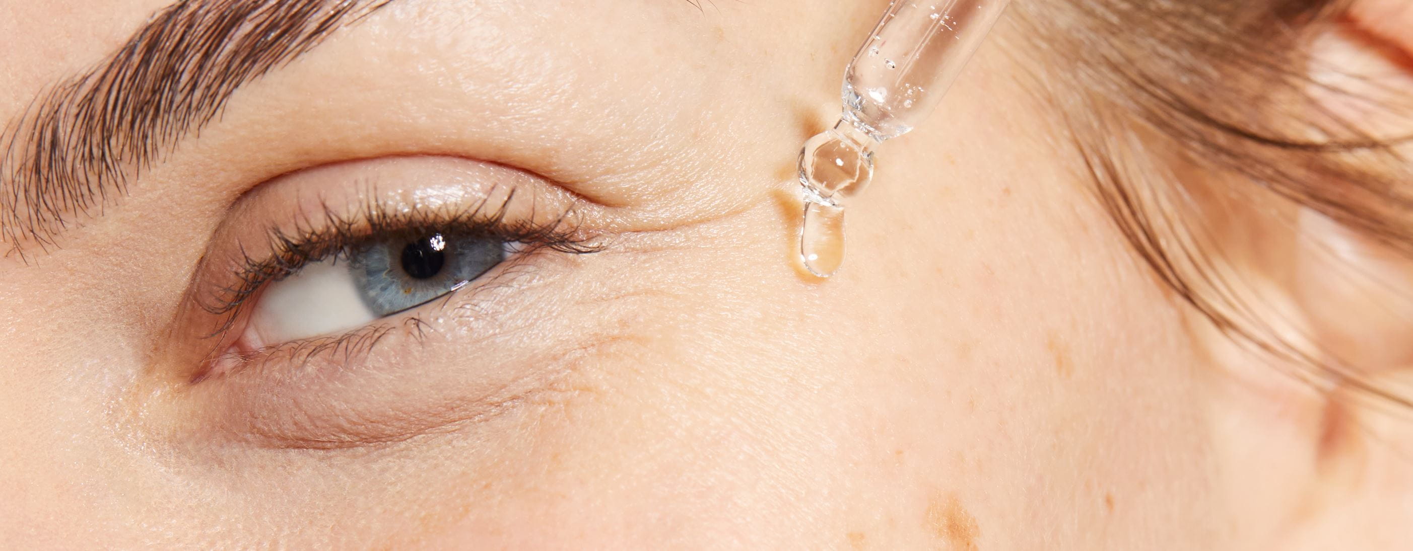 femme aux longs cheveux roux