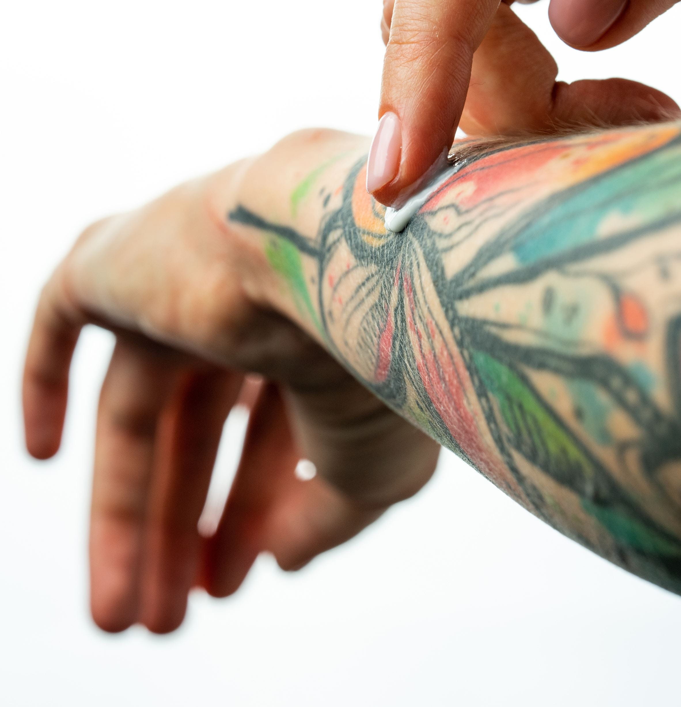 homem com tatuagens