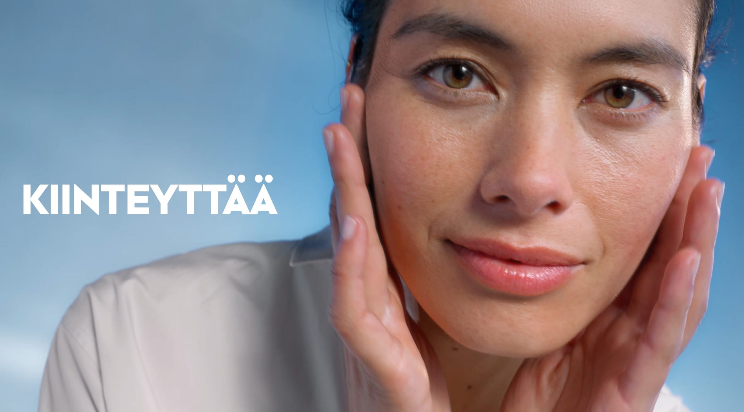 Nainen, jolla on joustavan ja terveen näköinen iho käytettyään NIVEA Cellular Expert Lift 3-Zone -seerumia.