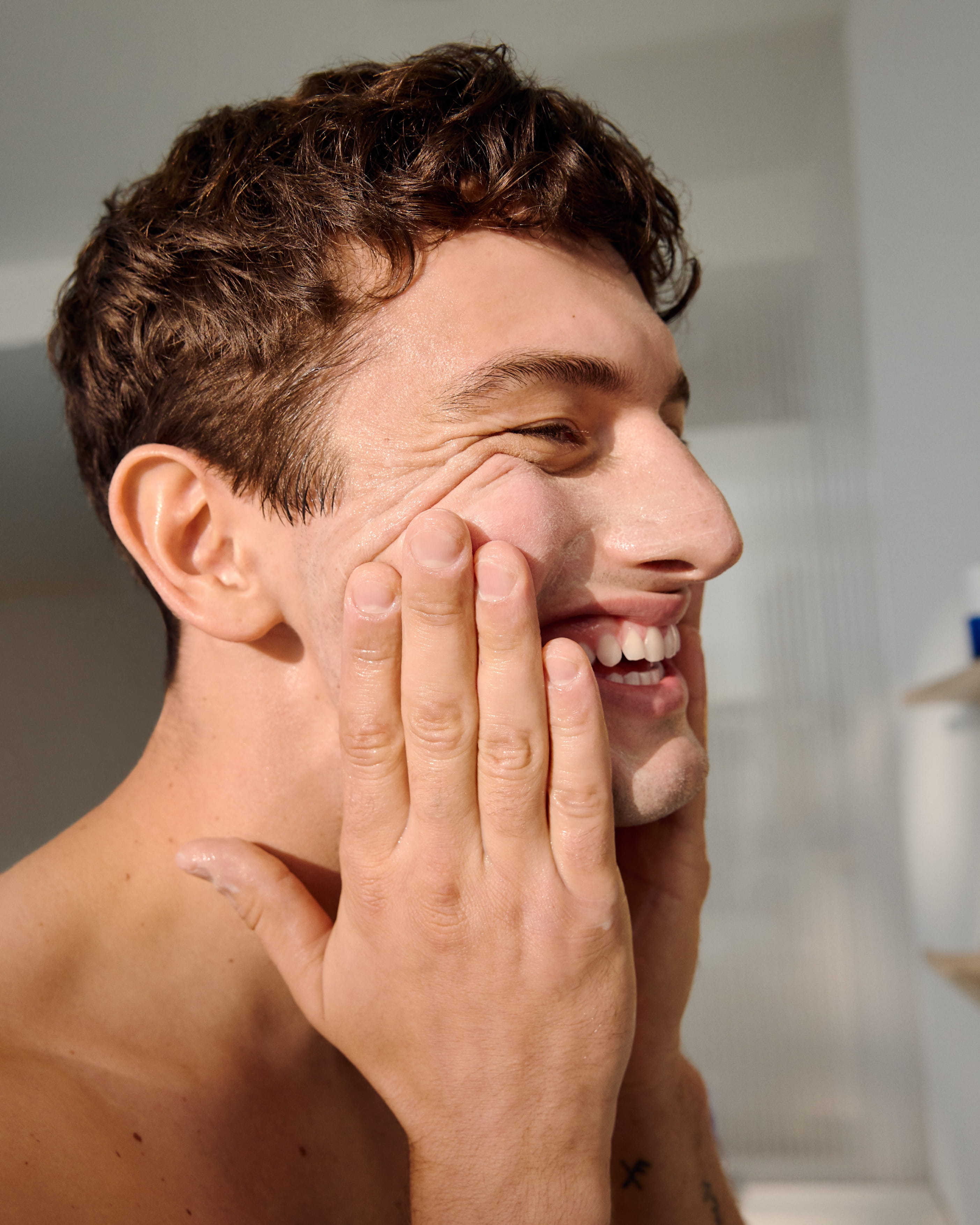 Mann trägt Nivea-Serum auf sein Gesicht auf