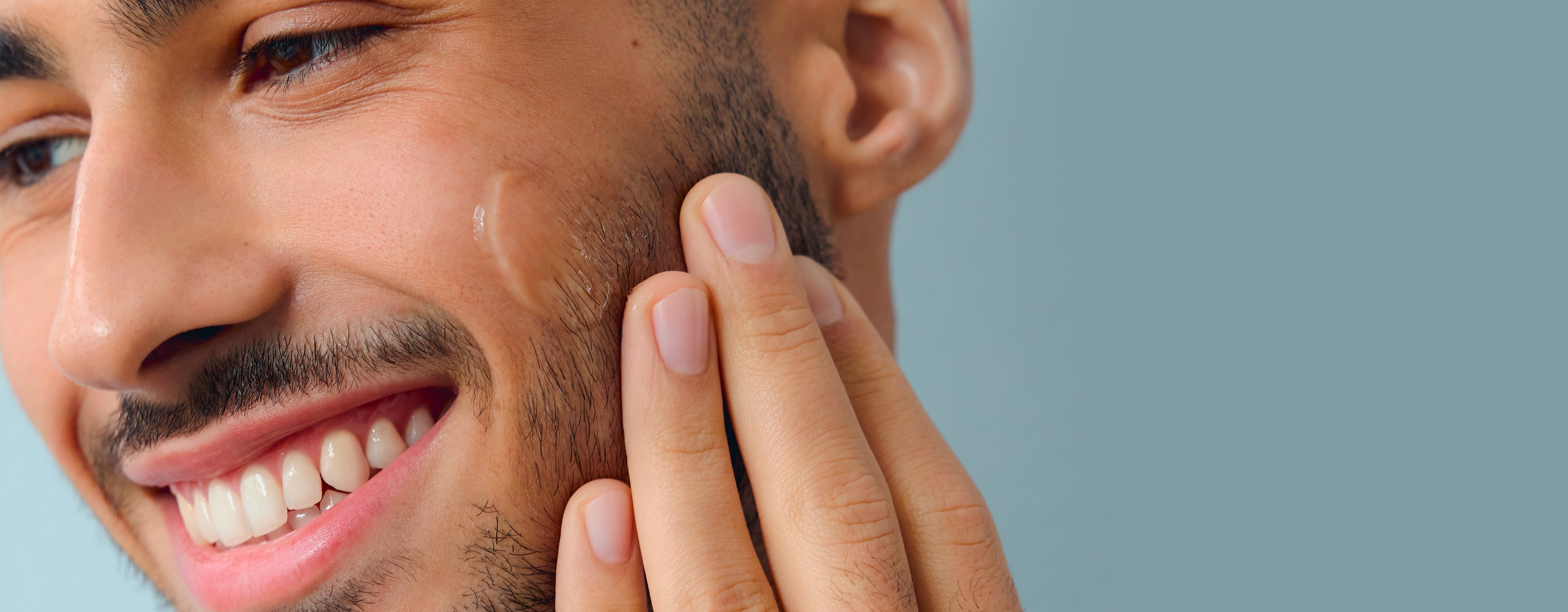 γυναίκα με ορό ρετινόλης στο χέρι