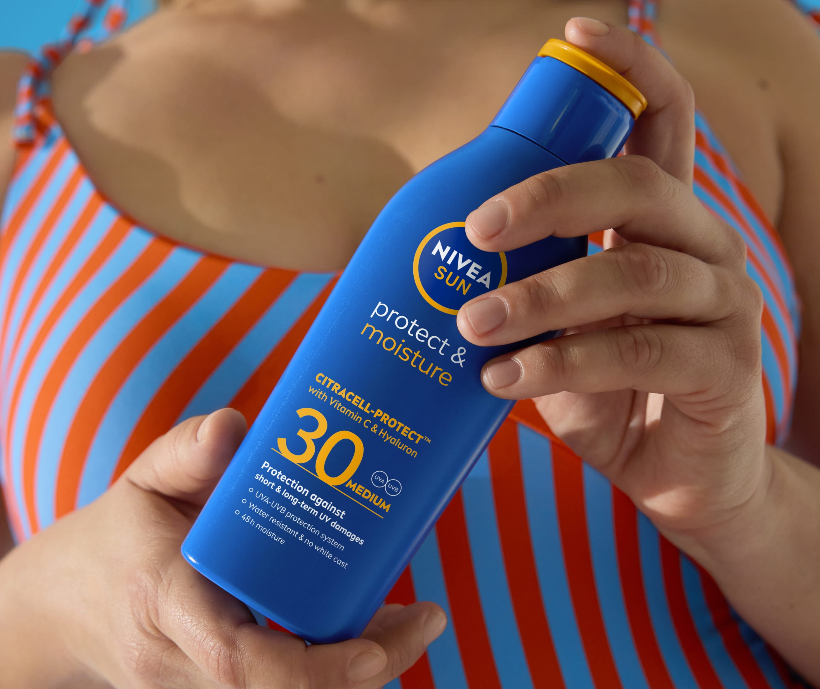 žena na pláži v klobouku