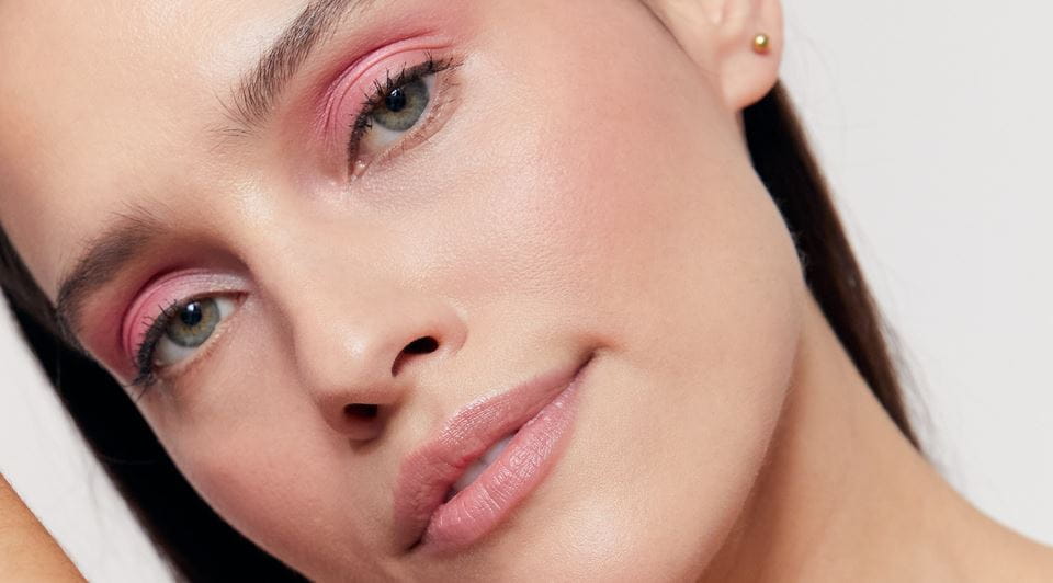 donna che applica la maschera per il viso