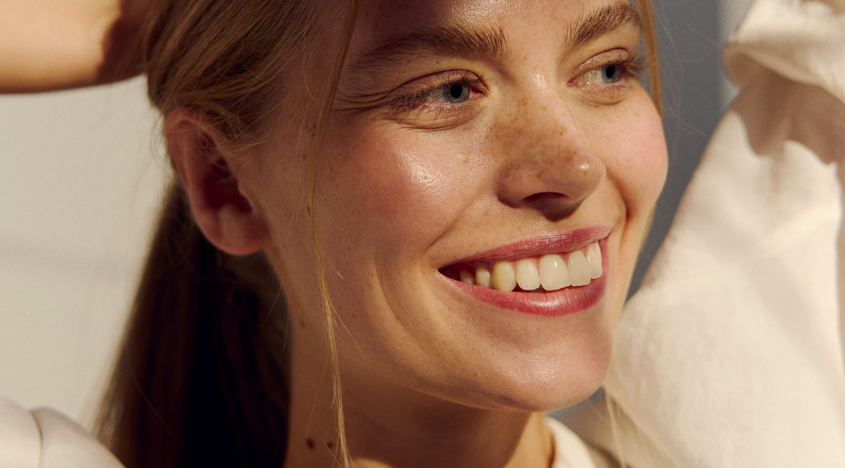 ung kvinna som använder Nivea Hydra Skin Effect