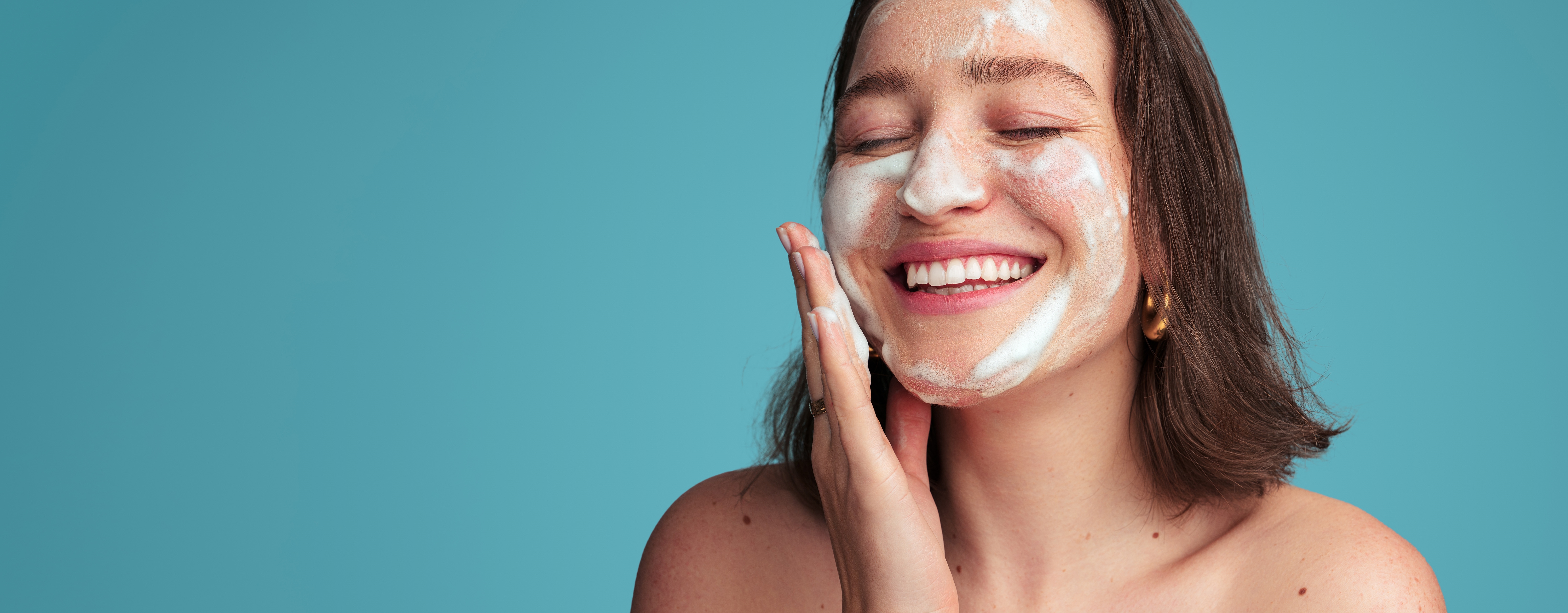 Chica aplicando mascarilla para la cara