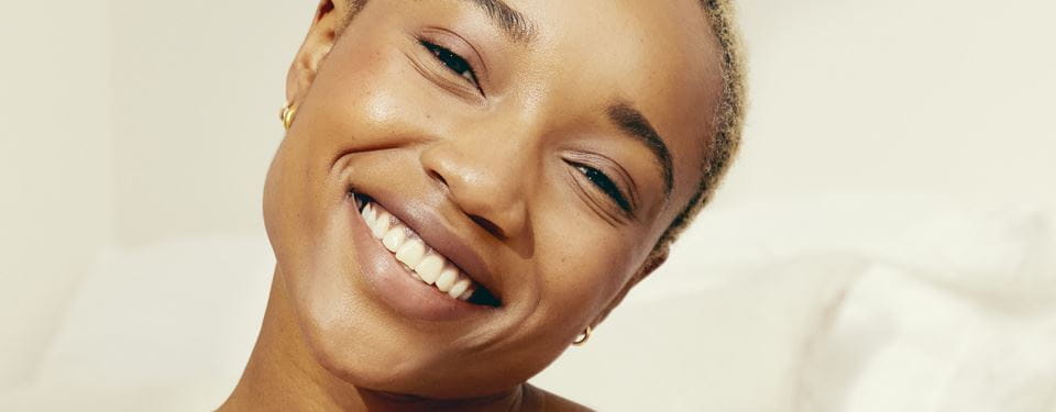 nainen hakee savinaamio